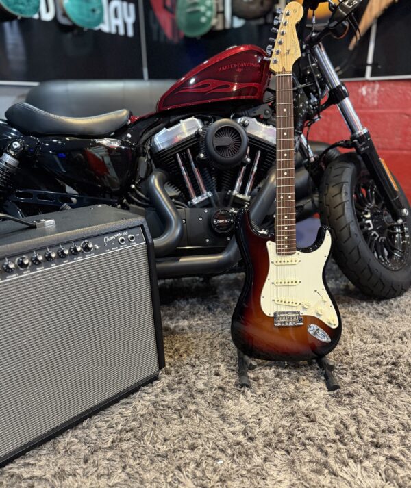 USA FENDER STRAT IN SUNBURST - Image 14
