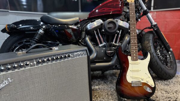 USA FENDER STRAT IN SUNBURST - Image 13