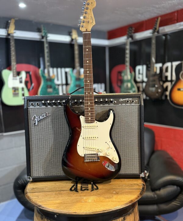 USA FENDER STRAT IN SUNBURST - Image 8