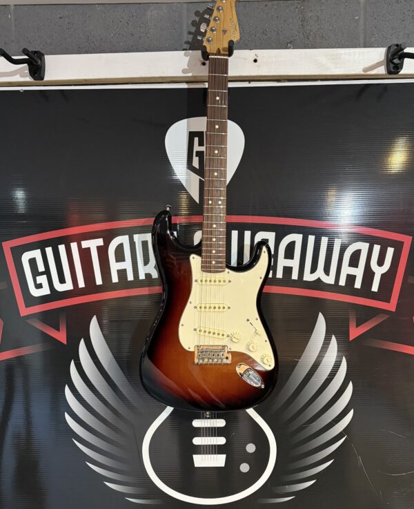 USA FENDER STRAT IN SUNBURST - Image 3